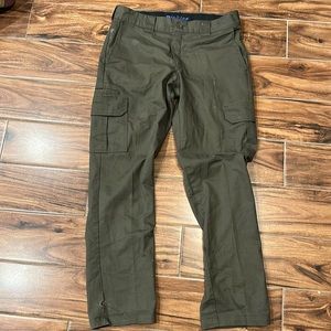 Mens Dickies Flex Work Cargo pants. 34x32 (Color: Olive Green) (Worn)